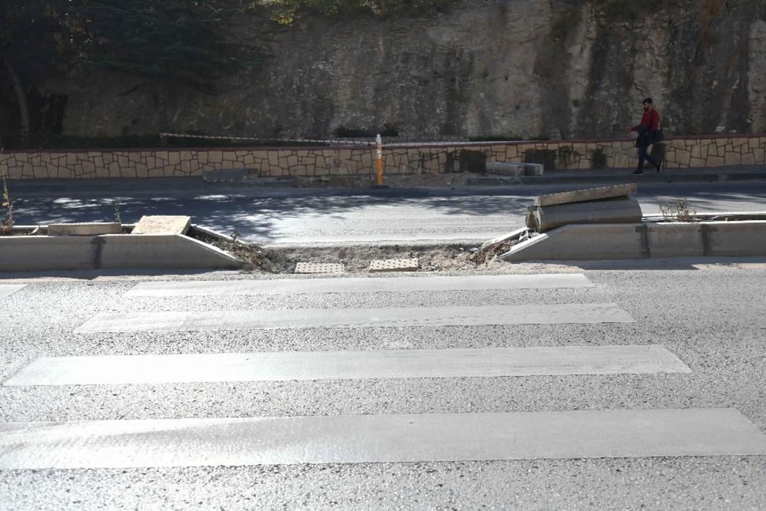 Engelli rampaları d&uuml;nya standartlarında yapılıyor