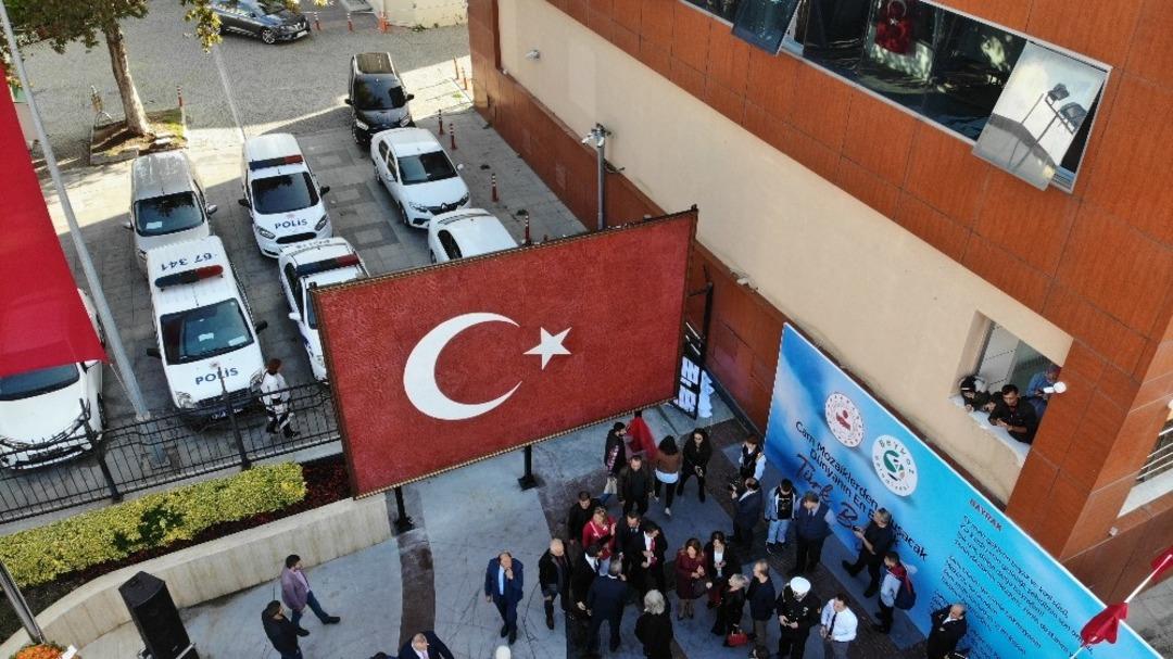 Cam mozaiğinden yapılan dev T&uuml;rk Bayrağı havadan g&ouml;r&uuml;nt&uuml;lendi