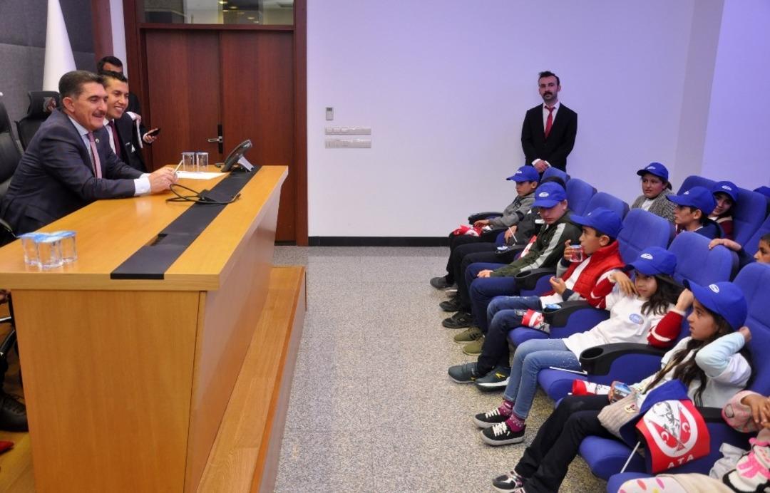 Milletvekili &Ccedil;elebi, &ouml;ğrencileri Meclis&rsquo;te ağırladı