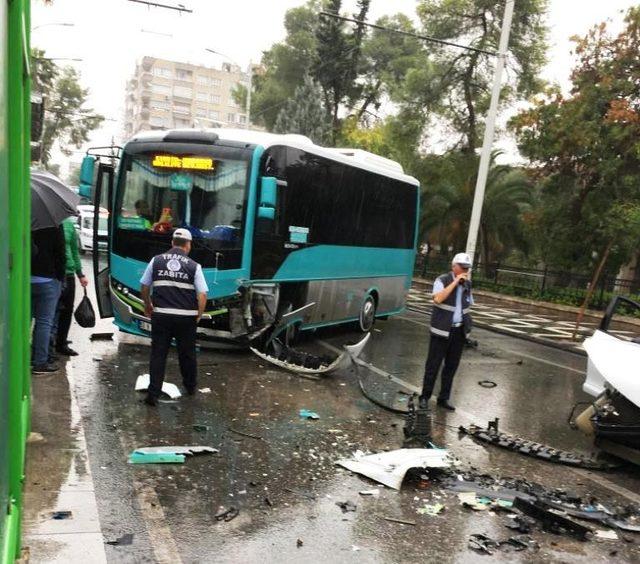 Ters yöne giren otomobil halk otobüsüyle çarpıştı