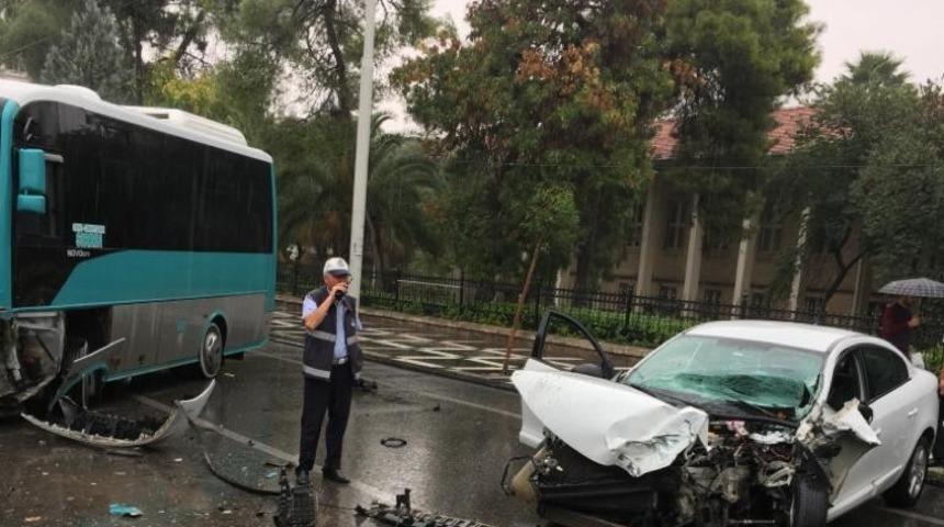 Ters y&ouml;ne giren otomobil halk otob&uuml;s&uuml;yle &ccedil;arpıştı