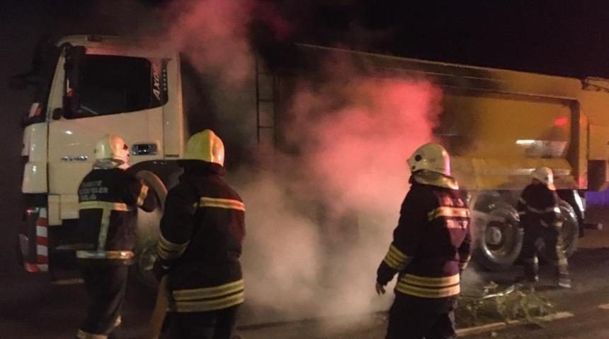 Fren balatası ısınan kamyon yandı