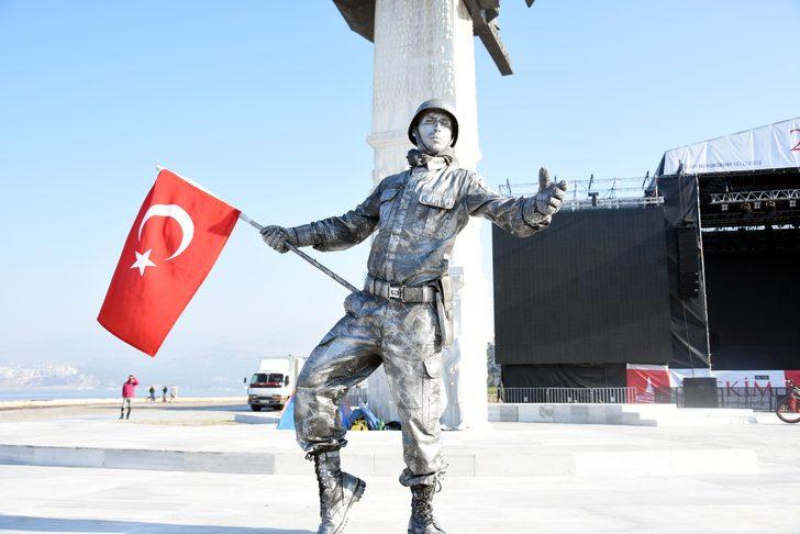 Asker selamı veren canlı heykelin rekor denemesi sürüyor G1