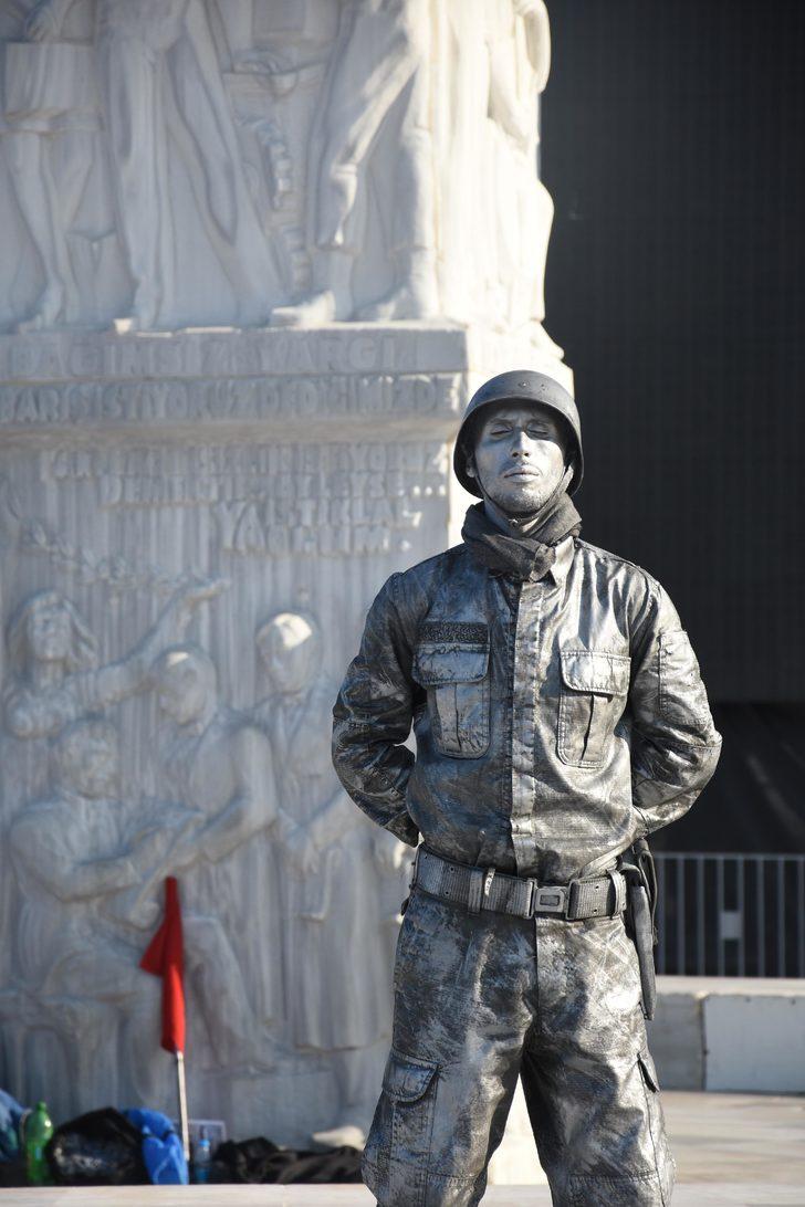 Asker selamı veren canlı heykelin rekor denemesi sürüyor G3