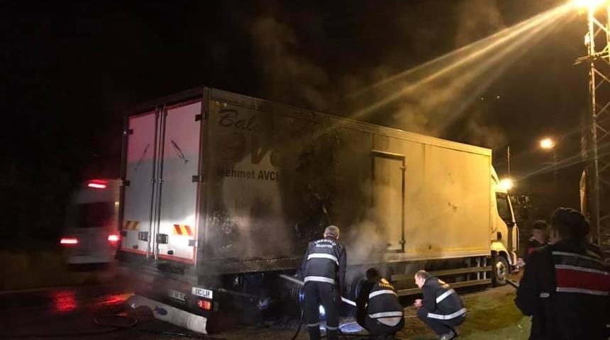 Seyir halindeki balık kamyonu yandı