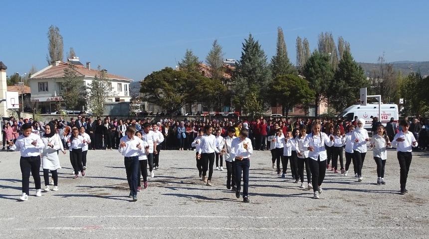 32 &ouml;ğrenciden &lsquo;Gen&ccedil; Osman&rsquo; t&uuml;rk&uuml;s&uuml; eşliğinde g&ouml;steri