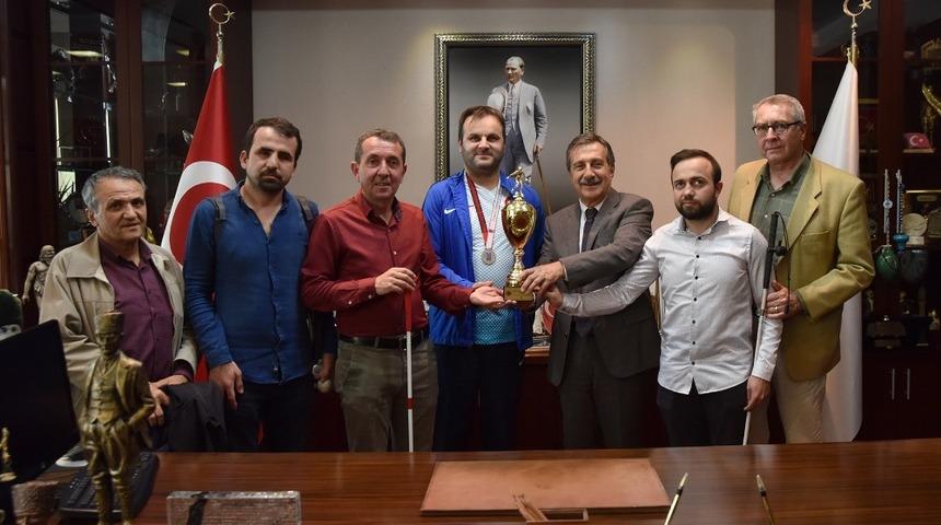 Kupayı Başkan Ata&ccedil;&rsquo;a getirdiler