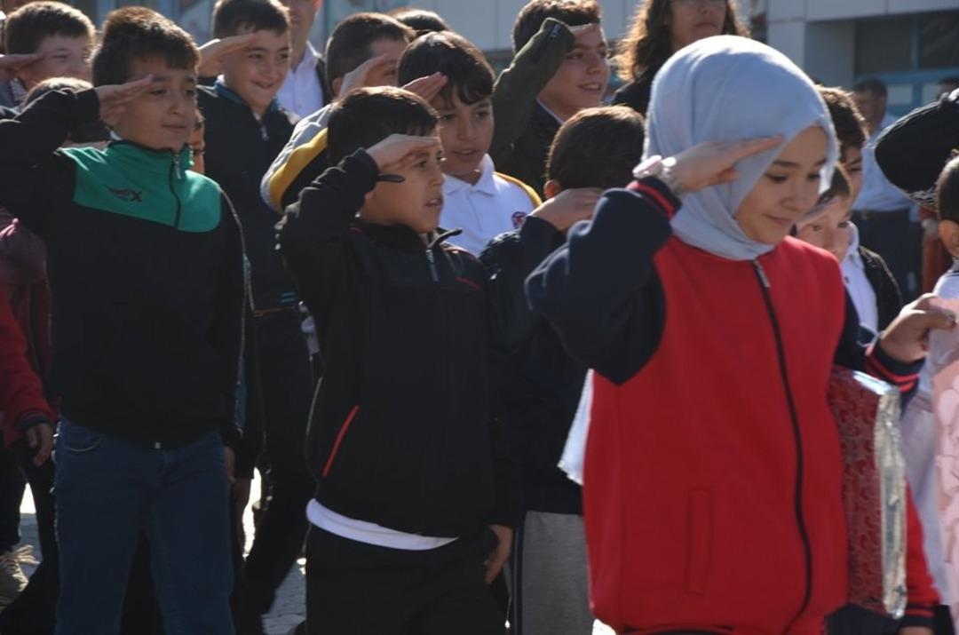 &Ouml;ğrencilerden ge&ccedil;it t&ouml;reninde Mehmet&ccedil;iğe selam