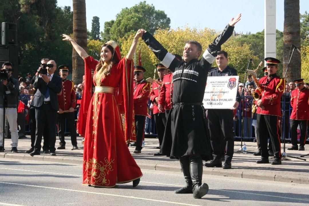 Denizli&rsquo;de 29 Ekim kutlamalarına &lsquo;gardiyanların&rsquo; g&ouml;sterisi damga vurdu
