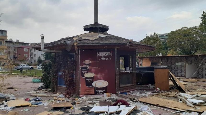 Parklar i&ccedil;erisinde izinsiz yapılarak m&uuml;saade edilmiyor