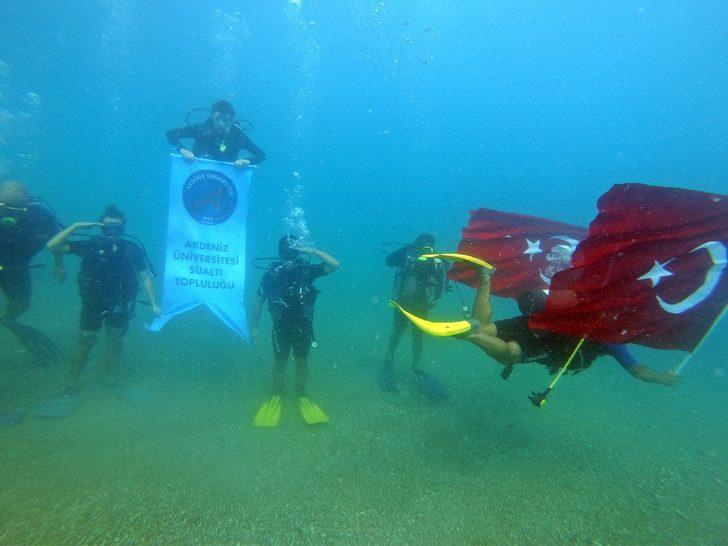 Akdeniz sularında dev Türk bayrağı ve asker selamı G2