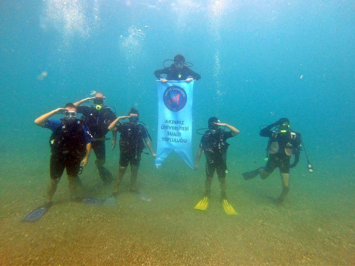 Akdeniz sularında dev Türk bayrağı ve asker selamı G3