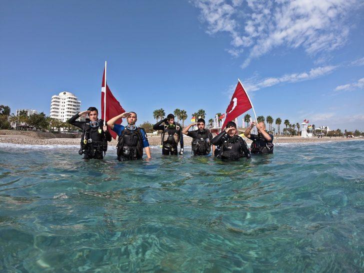 Akdeniz sularında dev Türk bayrağı ve asker selamı G4