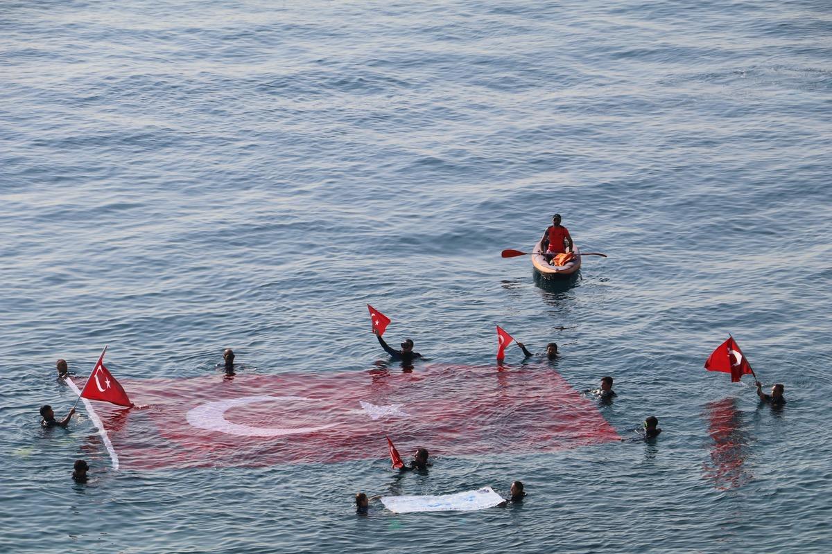 Akdeniz sularında dev T&uuml;rk bayrağı ve asker selamı