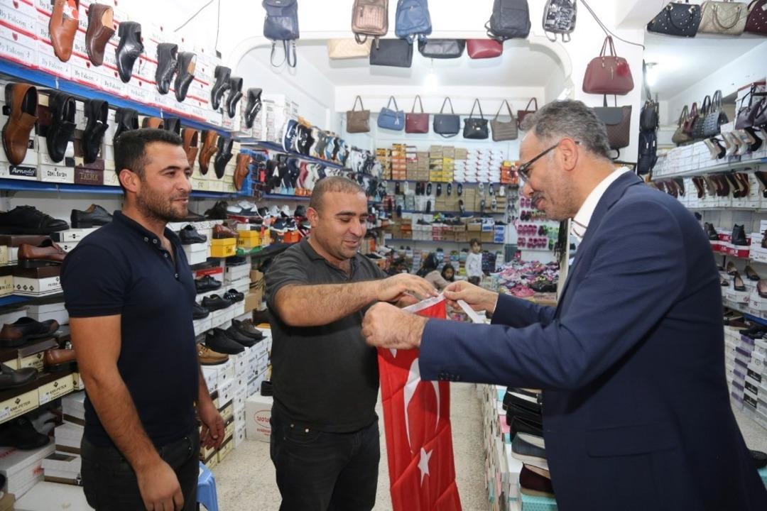 Eyy&uuml;biye&rsquo;de vatandaşlara bayrak dağıtıldı