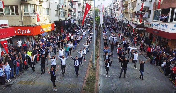İzmir'de 29 Ekim Cumhuriyet Bayramı kutlamalarında iki bin kişi zeybek oynadı G1