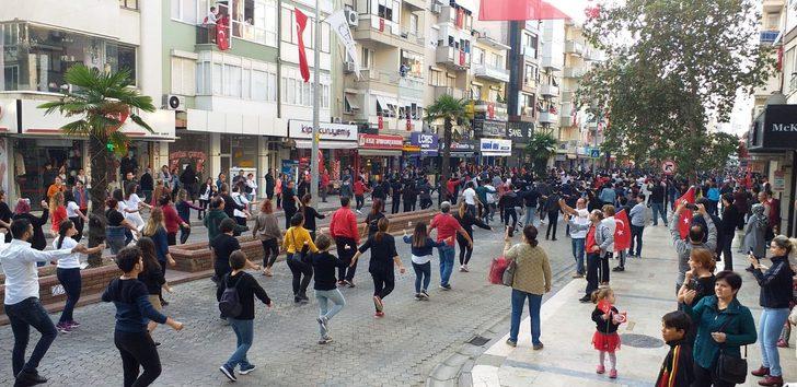 İzmir'de 29 Ekim Cumhuriyet Bayramı kutlamalarında iki bin kişi zeybek oynadı G2