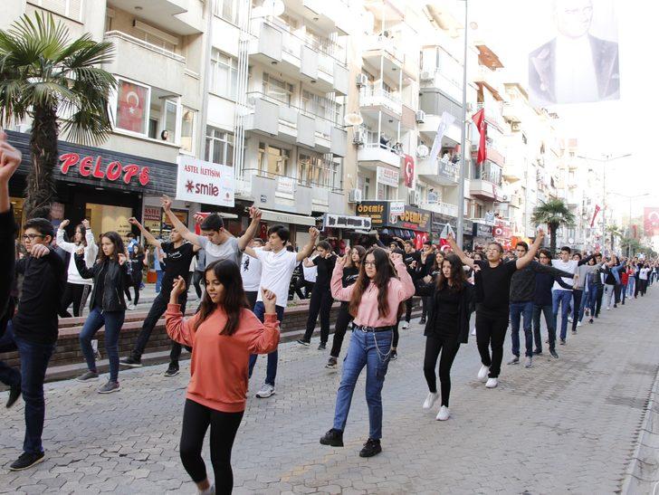 İzmir'de 29 Ekim Cumhuriyet Bayramı kutlamalarında iki bin kişi zeybek oynadı G3