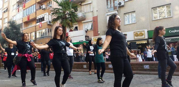 İzmir'de 29 Ekim Cumhuriyet Bayramı kutlamalarında iki bin kişi zeybek oynadı G4
