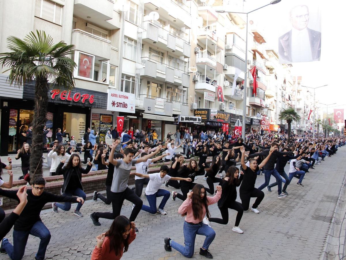 İzmir'de 29 Ekim Cumhuriyet Bayramı kutlamalarında iki bin kişi zeybek oynadı
