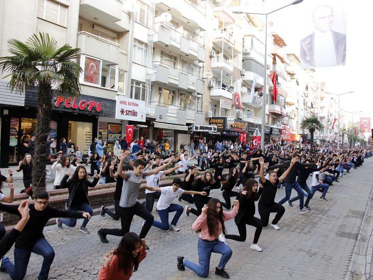 İzmir'de 29 Ekim Cumhuriyet Bayramı kutlamalarında iki bin kişi zeybek oynadı G5