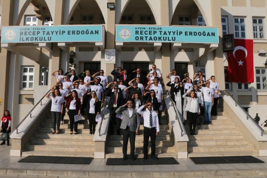 Recep Tayyip Erdoğan İlk ve Ortaokul&rsquo;unda &lsquo;Asker selam&rsquo;ı ile kutlama