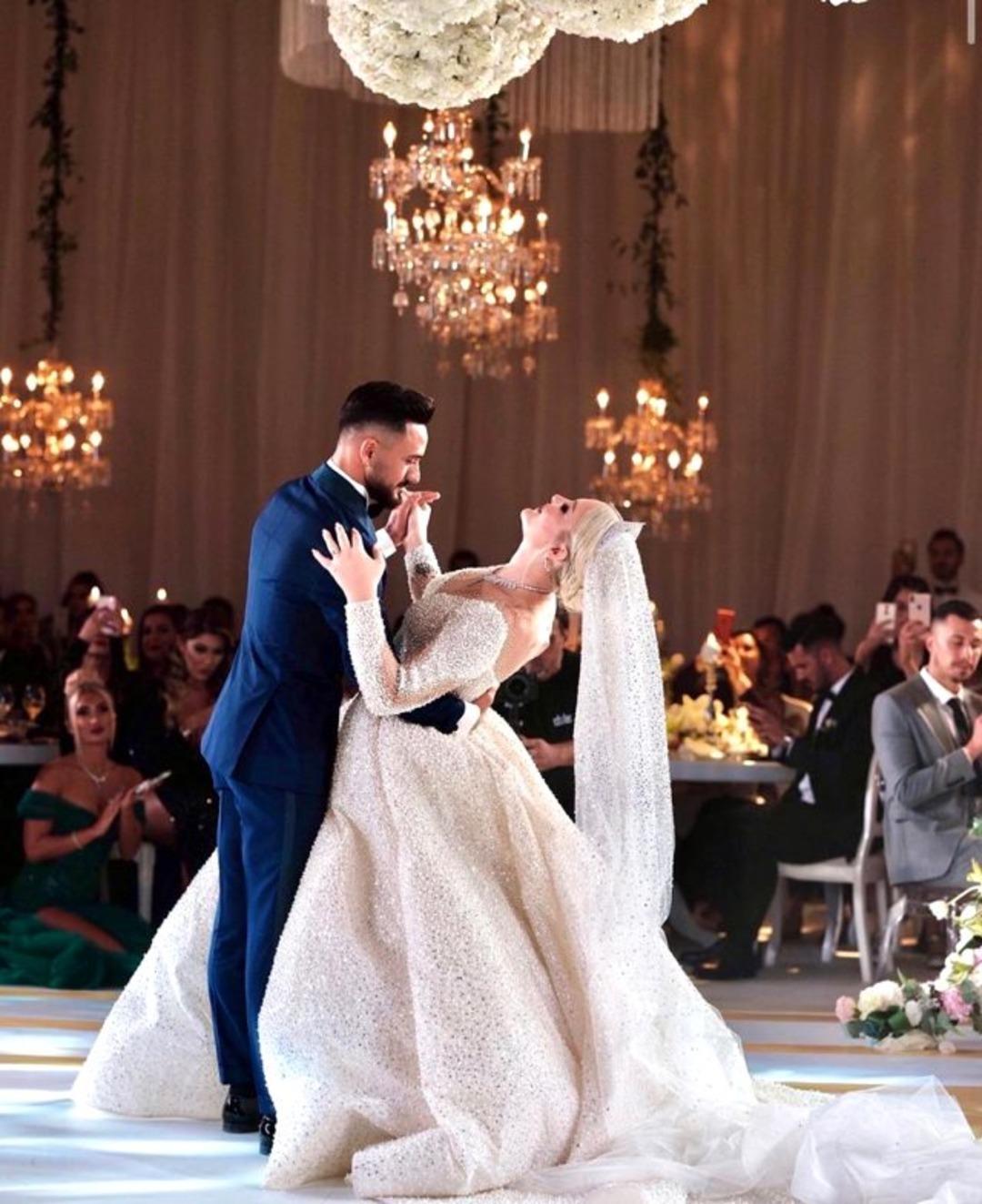 Selin Ciğerci'nin gelin &ccedil;i&ccedil;eğini kapmak isteyen kadınlar birbirini ezdi