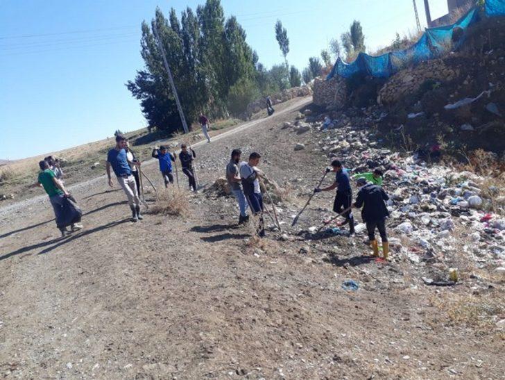 El ele veren gençler, köylerindeki çöpleri temizledi G3