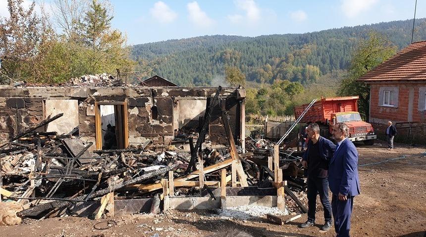 Başkan Şahin, evi yanan aileyi ziyaret etti