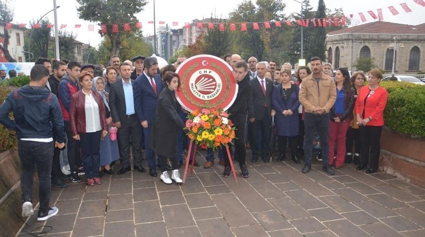 CHP, 29 Ekim Cumhuriyet Bayramı nedeniyle Atatürk Anıtı’na çelenk sundu