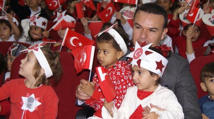 Öğrenciler, 29 Ekim Cumhuriyet Bayramını  coşku ile kutladı.