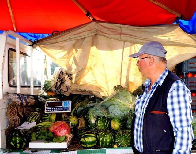 Pazara getirilen 4 buçuk kiloluk turp ilgi odağı oldu