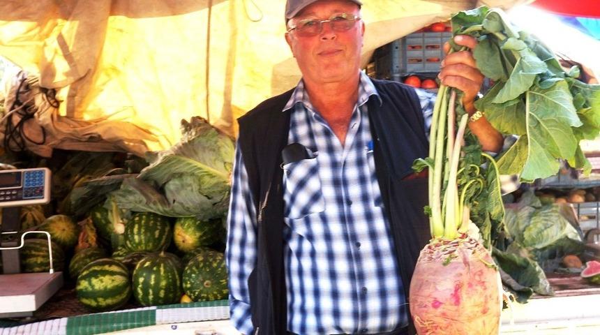 Pazara getirilen 4 bu&ccedil;uk kiloluk turp ilgi odağı oldu