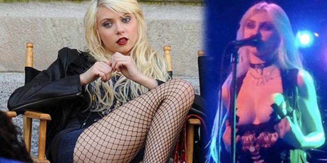 Sahnede g&ouml;ğ&uuml;slerini a&ccedil;tı