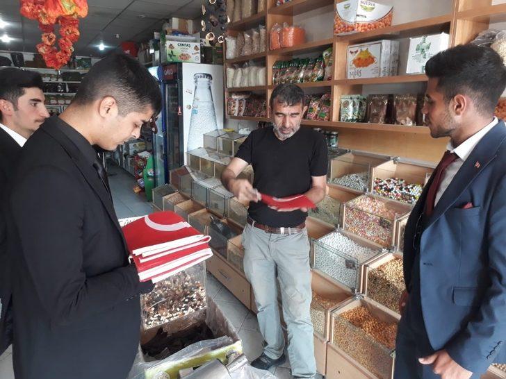 Esnafı tek tek gezerek Türk bayrağı hediye ettiler G1