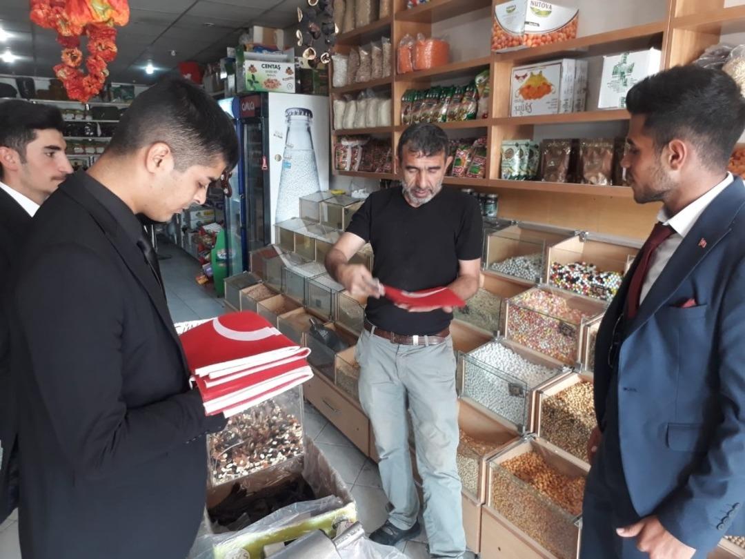 Esnafı tek tek gezerek T&uuml;rk bayrağı hediye ettiler
