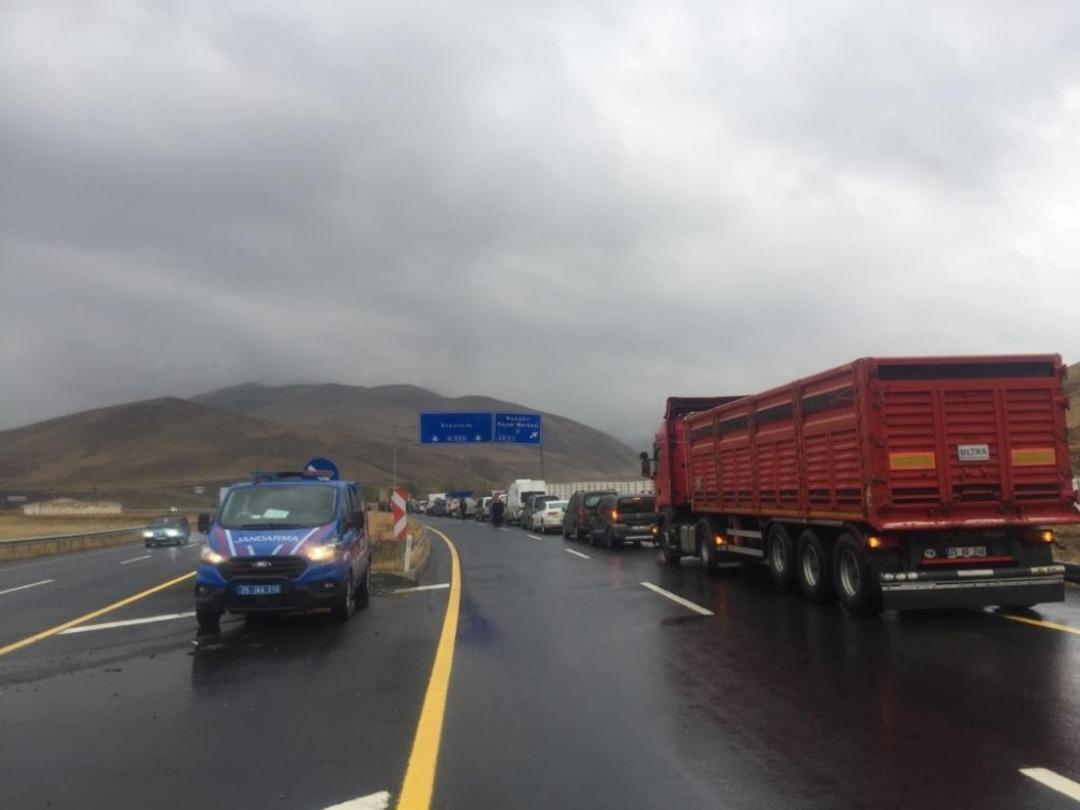 Freni patlayan vin&ccedil; yan yattı, trafik fel&ccedil; oldu