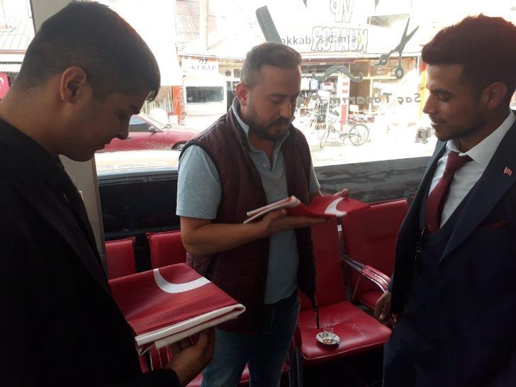 Esnafı tek tek gezerek Türk bayrağı hediye ettiler G2
