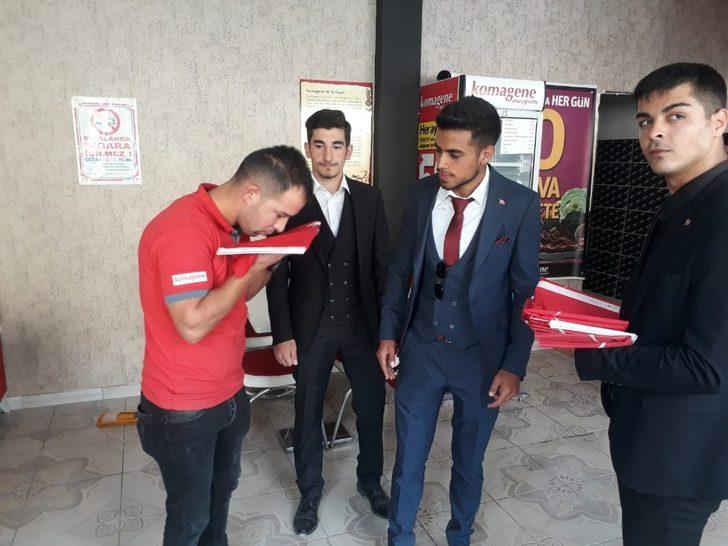 Esnafı tek tek gezerek Türk bayrağı hediye ettiler G3