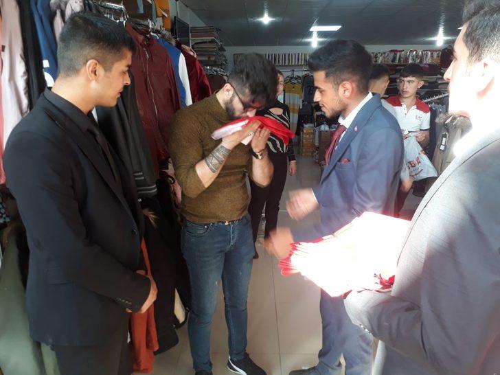 Esnafı tek tek gezerek Türk bayrağı hediye ettiler G4