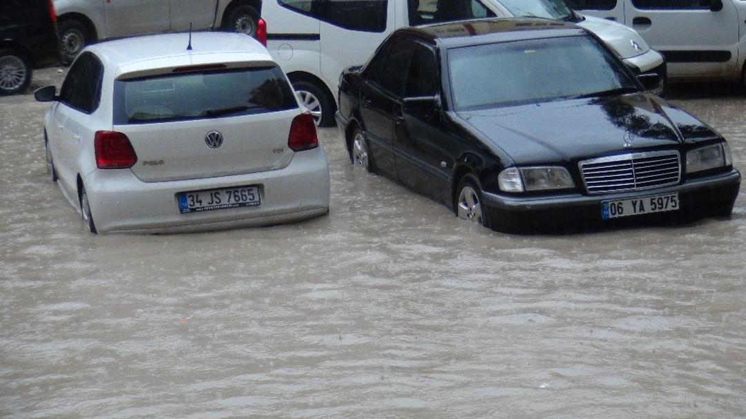 Mardin&rsquo;de sağanak yağış yolları g&ouml;le &ccedil;evirdi