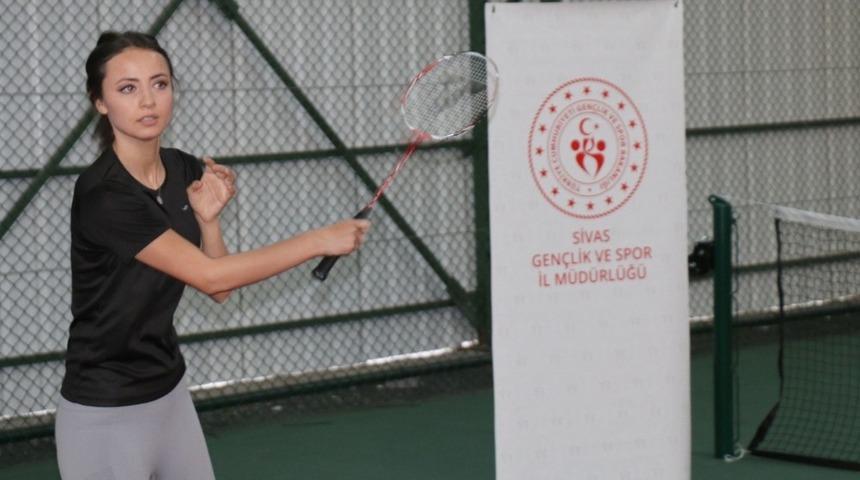 Badminton &ouml;ğreniyorlar