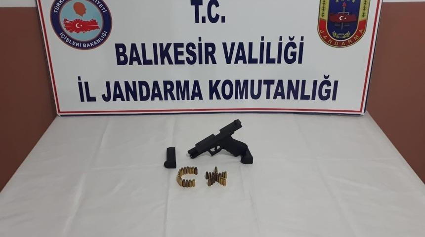 Jandarmadan gece kul&uuml;b&uuml;ne operasyon