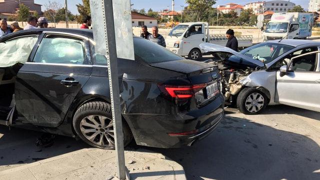 Burdur'da otomobiller çarpıştı: 5 yaralı