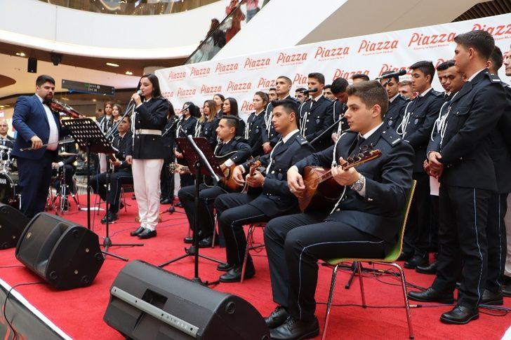 Polis adaylarından konser G5