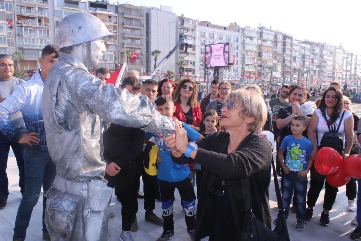 Canlı mı heykel mi şaşırdılar: Rekor kırdı