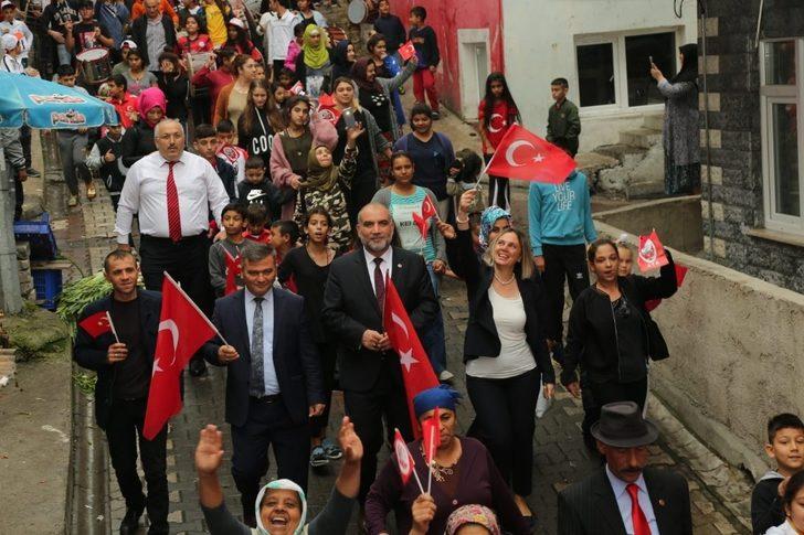 Romanlardan Cumhuriyet Bayramı yürüyüşü G2