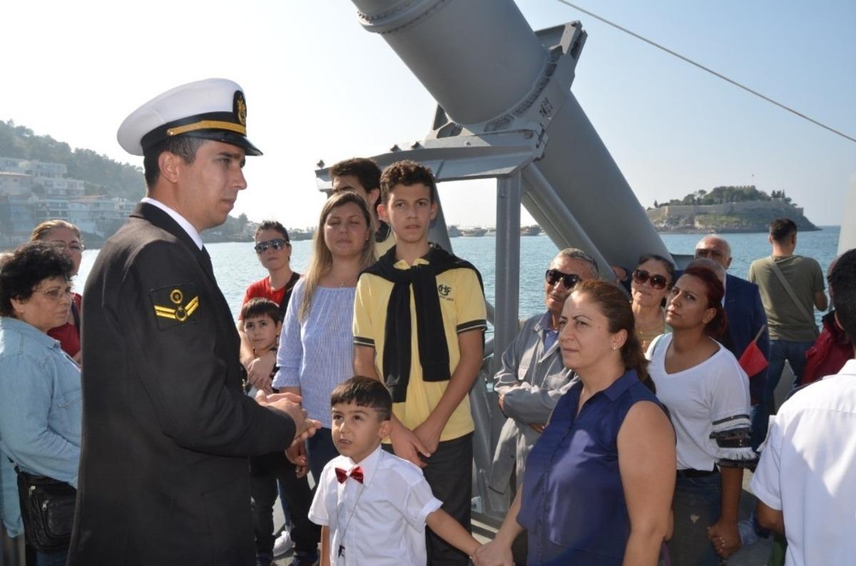 Kuşadalılar&rsquo;dan askeri gemiye yoğun ilgi