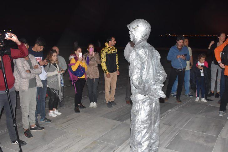 Asker selamı veren canlı heykel rekor kırdı (2) G1