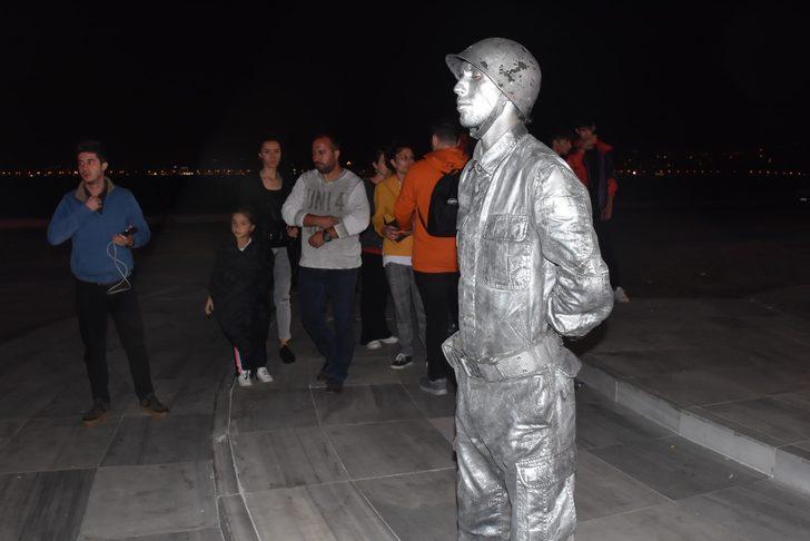 Asker selamı veren canlı heykel rekor kırdı (2) G2